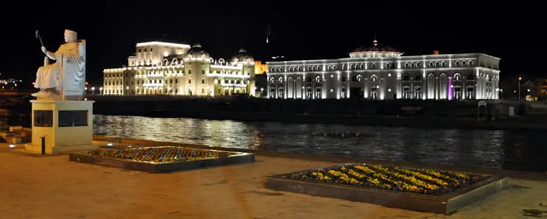 Tarih ve Arkeoloji Müzeleri ile Vardar Nehri - Üsküp