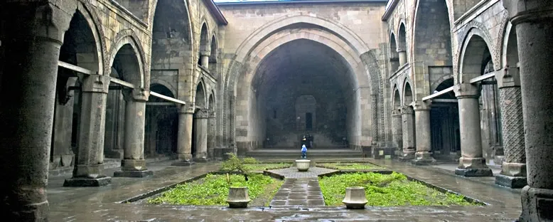 Çifte Minareli Medrese Avlusu - Erzurum