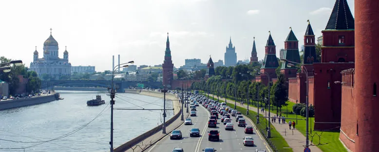 Kremlin Sahil Yolu ve Kurtarıcı İsa Kilisesi - Moskova