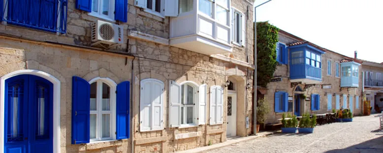 Mavi Pencereli Taş Evler - Alaçatı