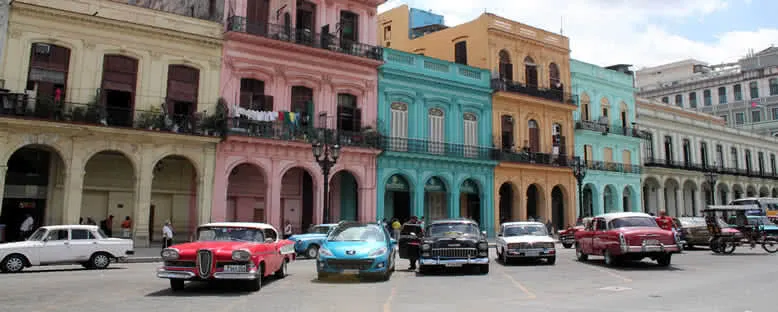 Renkli Binalar ve Arabalar - Havana