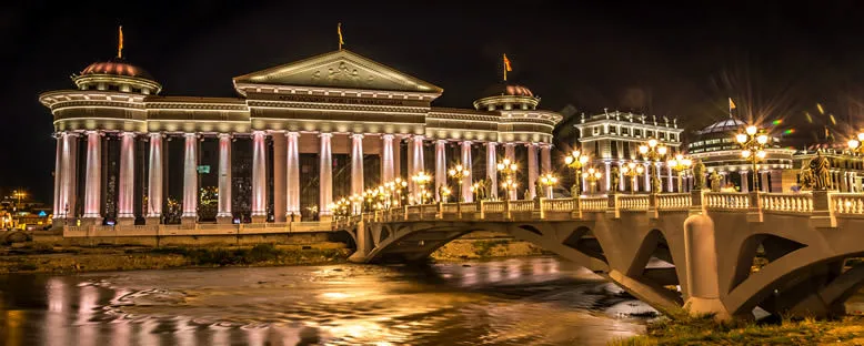 Arkeoloji Müzesi ve Gece Işıkları - Üsküp