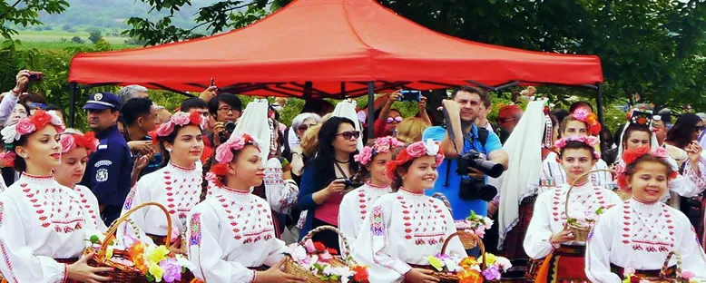 Yerel Kıyafetli Gençler - Kazanlık Gül Festivali